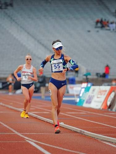 Alegna González gana el oro y bate el récord mexicano en 5,000 m marcha en los Penn Relays