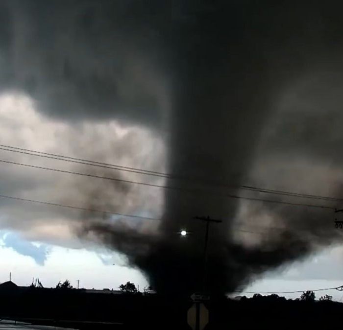 Fuerte tornado azota Enid, Oklahoma; Vance AFB reporta daños y cierres