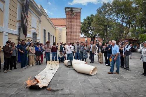 Pintor Teódulo Rómulo quema una obra frente al Museo de Arte de Tlaxcala en protesta por falta de apoyos