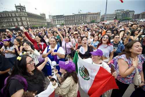 BTS saluda a sus fans desde un balcón de Palacio Nacional; Sheinbaum los acompañó