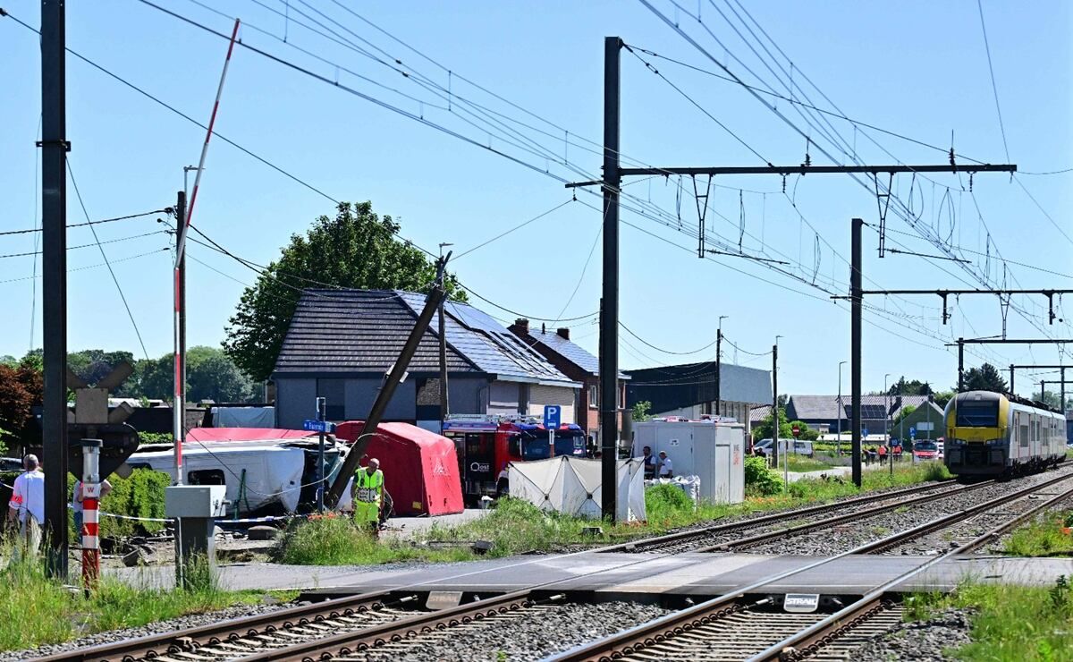 colision-entre-tren-y-minibus-escolar-en-buggenhout-deja-cuatro-muertos-y-cinco-heridos