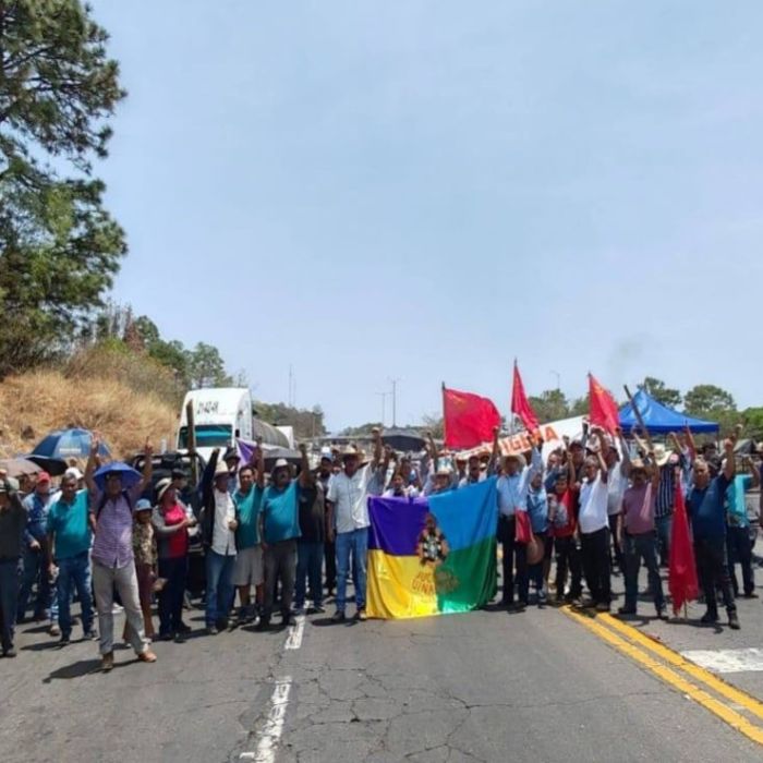 Comunidades indígenas bloquean carreteras en Michoacán tras ataque en Acachuén que dejó dos muertos