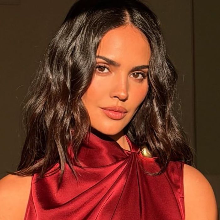 Eiza González deslumbra con vestido rojo satinado en Instagram