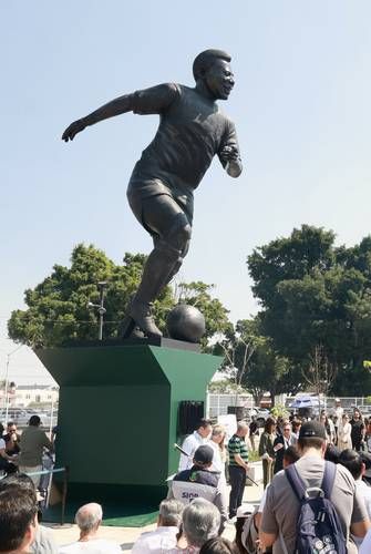 Guadalajara inaugura estatua monumental de Pelé frente al Estadio Jalisco