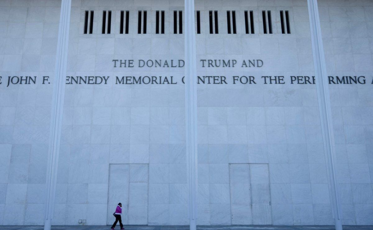 juez-ordena-retirar-el-nombre-de-trump-del-kennedy-center-y-bloquea-su-cierre