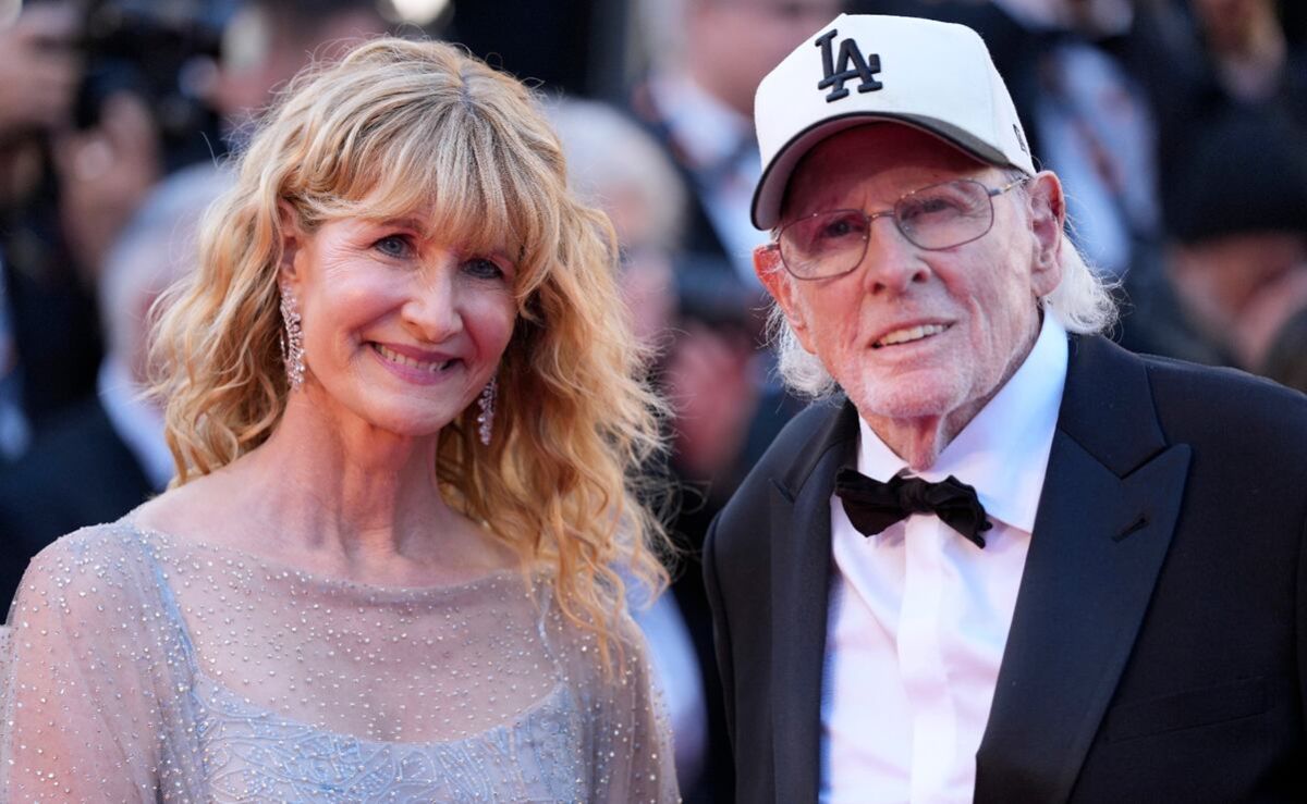 laura-dern-acompana-a-su-padre-bruce-dern-en-la-alfombra-de-cannes-tras-el-estreno-de-dernsie