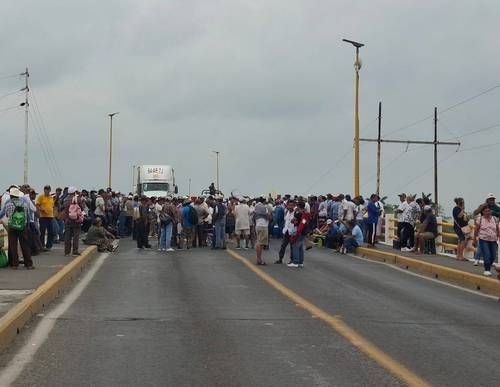 Pescadores bloquean puentes y casetas en Veracruz y Tamaulipas para exigir apoyos tras derrame de hidrocarburo