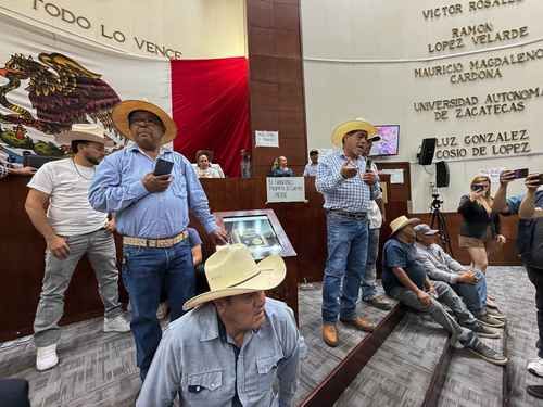 Productores de frijol toman la tribuna del Congreso de Zacatecas y exigen auditoría a centros de acopio