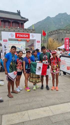 Rarámuris y mixtecos mexicanos triunfan en el Maratón de la Gran Muralla China