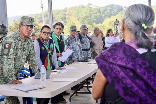 Segob y gobierno de Guerrero atienden a desplazados en Alcozacán y Coatzingo tras violencia en Chilapa