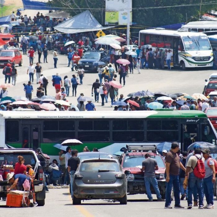 Tiroteo en bloqueo magisterial en Mitla: escolta señalado por disparar; alcalde pide licencia