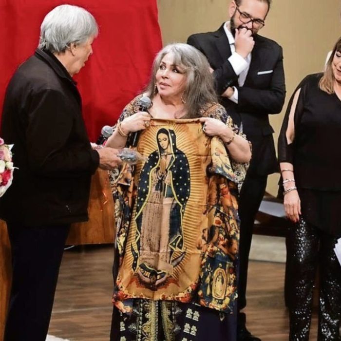 Verónica Castro acompaña a Juan Ferrara en la celebración de las 300 funciones de ‘No te vayas sin decir adiós’