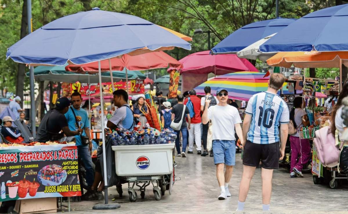 ambulantaje-crece-en-la-alameda-central-turistas-encuentran-puestos-en-pasillos-y-fuentes