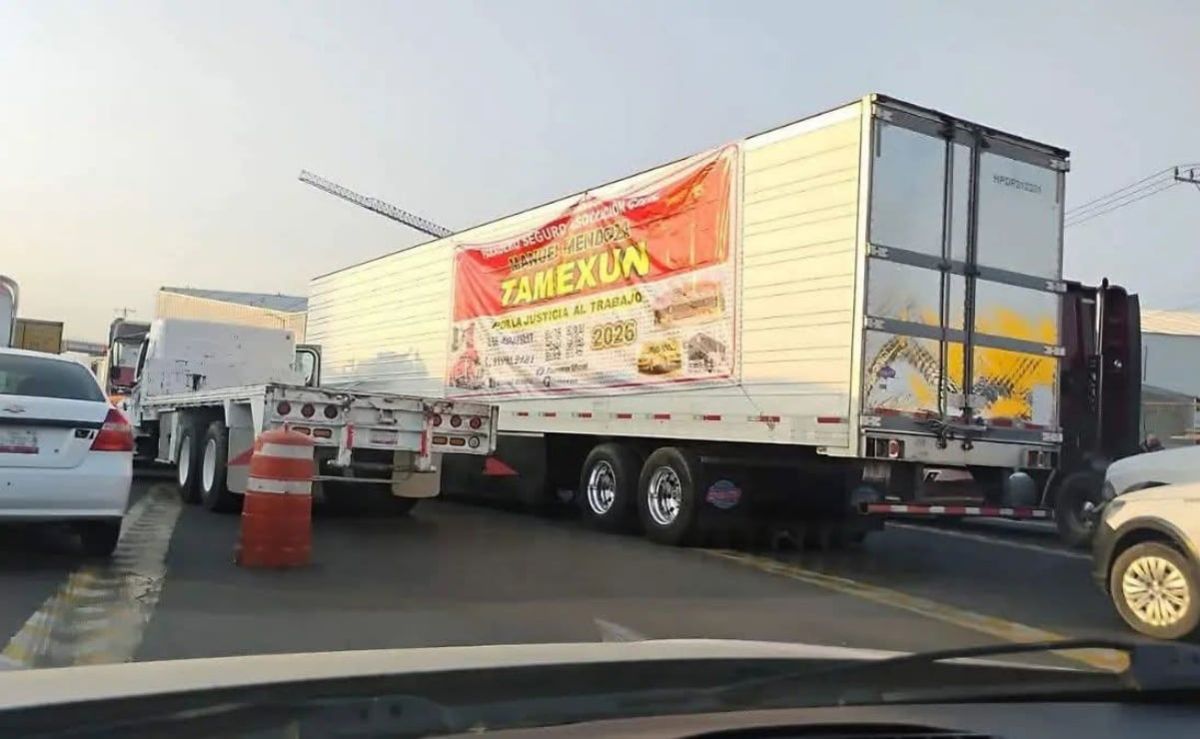 transportistas-de-tamexun-bloquean-la-mexico-queretaro-en-tepotzotlan-exigen-reapertura-de-restaurantes-clausurados