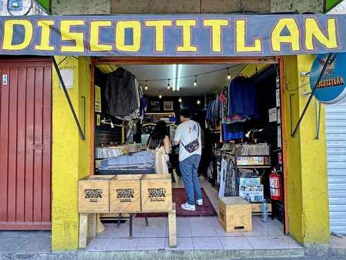 discotitlan-la-tienda-en-buenavista-que-promete-viajar-al-pasado-con-vinilos-y-ropa-vintage