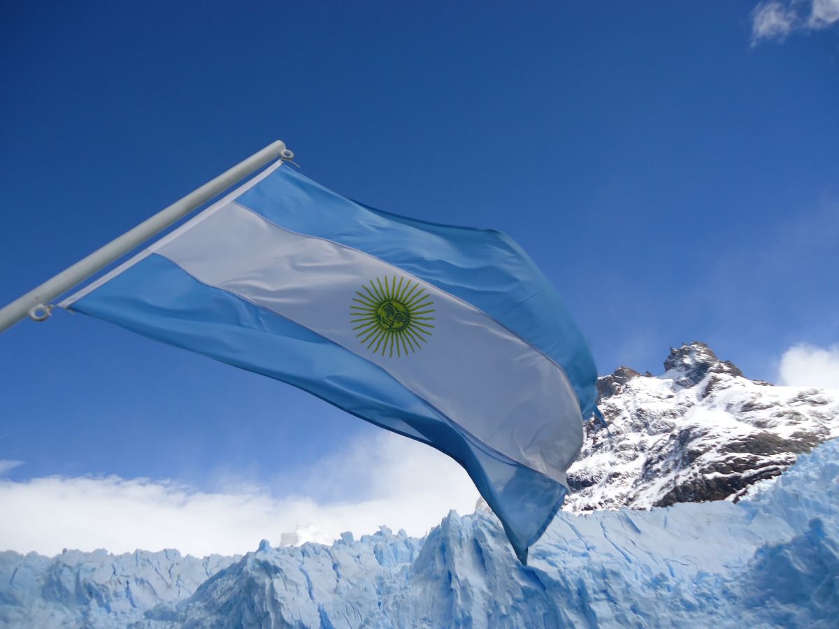 Milei firma decreto para impedir el ingreso o expulsar a extranjeros por mensajes de odio contra Argentina