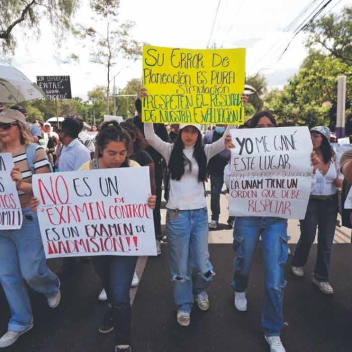 Aspirantes aceptados protestan frente a Rectoría de la UNAM y rechazan examen de control