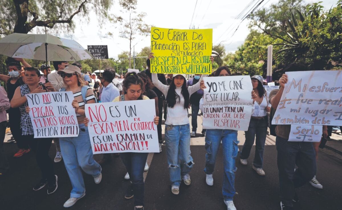 aspirantes-aceptados-protestan-frente-a-rectoria-de-la-unam-y-rechazan-examen-de-control