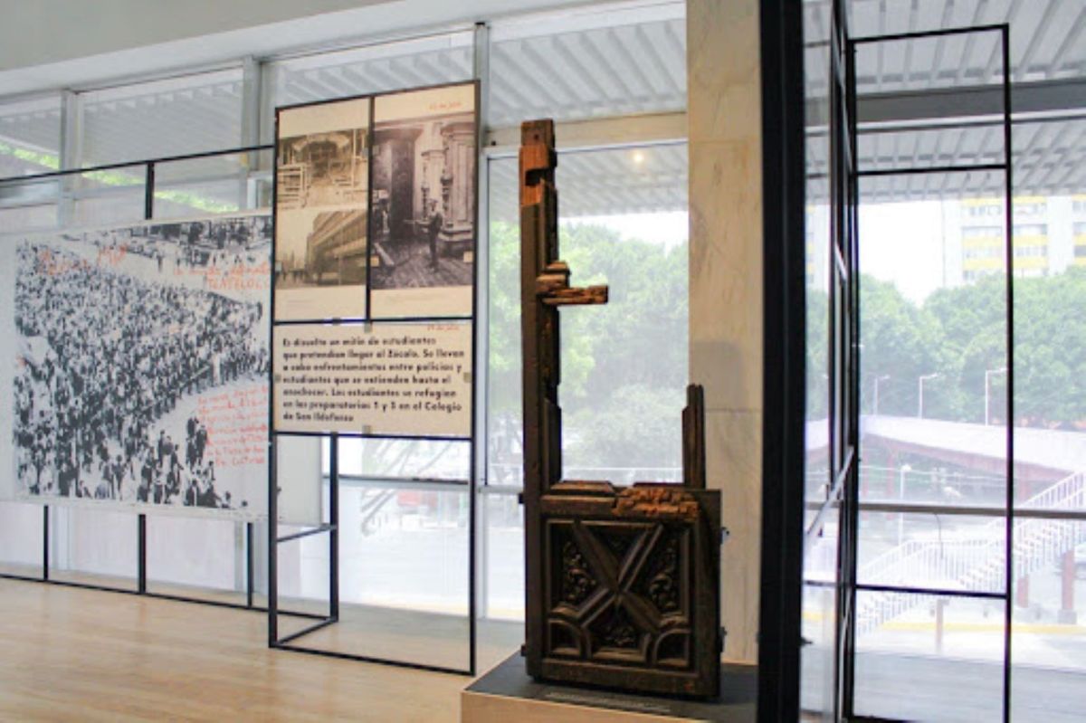 a-58-anos-del-bazucazo-la-puerta-de-san-ildefonso-conserva-la-memoria-del-68