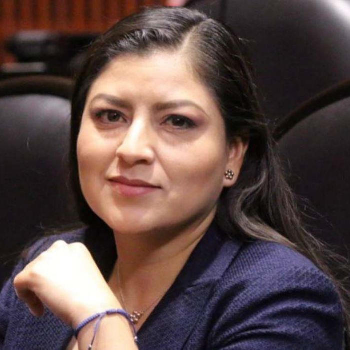 Claudia Rivera causa confusión al preguntar si estaban a favor del huachicol fiscal
