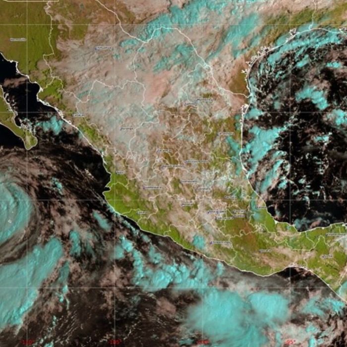 Rachel se mantiene como huracán categoría 1 y provoca lluvias fuertes en Baja California Sur