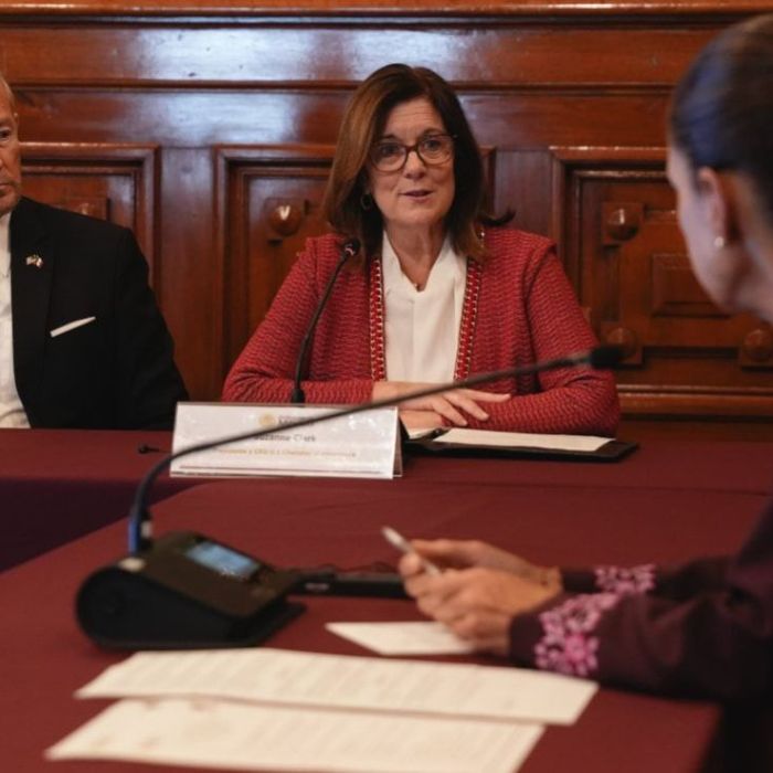 Sheinbaum y Ronald Johnson abordan seguridad, frontera y T-MEC en Palacio Nacional